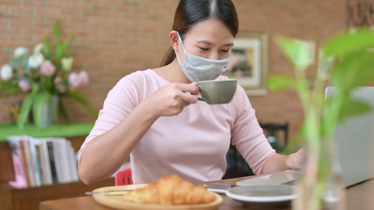 锁定时在线工作的亚洲女商人之后的新常态生活待在家里视频