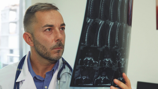 一位经验丰富的治疗师仔细观察X光图像视频