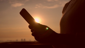 日落背景使用智能手机26秒视频