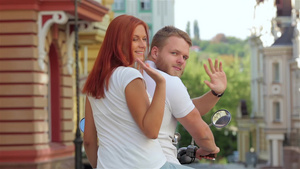 骑在摩托车上的一对情侣13秒视频