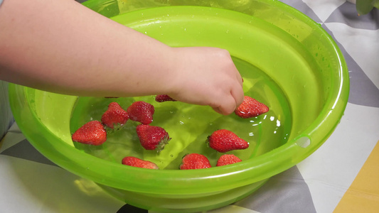 水盆清洗草莓去草莓蒂视频