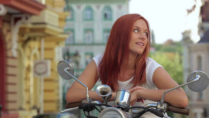 坐在摩托车上年轻女孩的肖像9秒视频