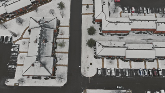 雪覆盖屋顶和街道空中观察道路和房屋的冬季风景情况视频