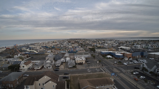 美洲湾海滨高地的美国海湾地区住宅区的空中航向视频