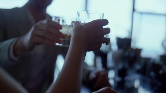 在豪华餐厅特写镜头中情侣手碰杯视频