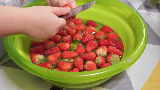 水盆清洗草莓去草莓蒂视频