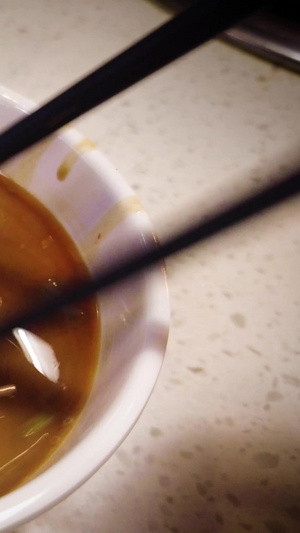 拍摄吃火锅涮羊肉喝啤酒涮海鲜视频素材74秒视频