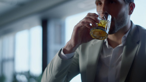 领导者在餐厅特写镜头中喝威士忌21秒视频