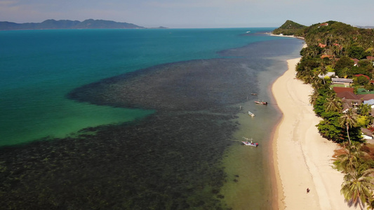 无人驾驶飞机观察沙木伊岛的主要公路和沿海小屋在泰国视频