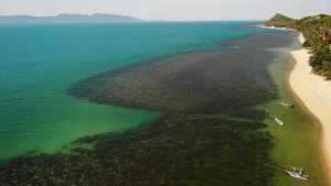 无人驾驶飞机观察沙木伊岛的主要公路和沿海小屋在泰国27秒视频