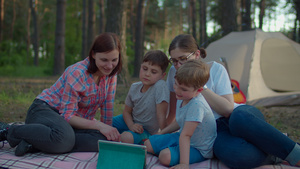 两个30多岁的母亲和两个儿子在夏季野营假期与森林帐篷15秒视频