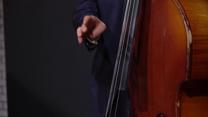 小提琴家男性在演唱会演奏音乐音乐家在舞台上演奏7秒视频