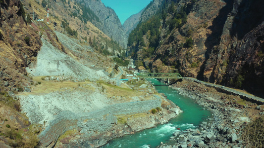 美丽的Bhagirathi河流过小岩石被印度北阿坎德视频