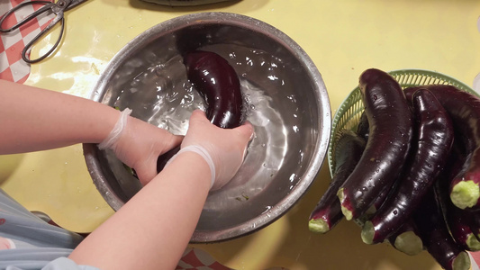 水盆清洗长茄子紫茄子洗茄子视频