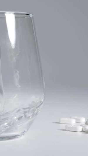 医学药片与玻璃杯倒水高科技26秒视频