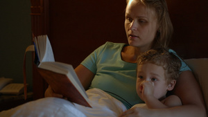 睡觉前母亲和儿子16秒视频