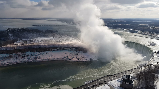 Niagara在一天的瀑布下俯瞰着水流视频