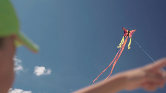 色彩多彩的风筝缓慢运动长尾苍蝇在水晶蓝天空中飞翔;视频