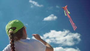 自信的女孩在风中完美的蓝天玩风筝快乐无忧无虑的孩子11秒视频