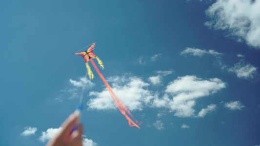 在晴朗的夏日在晴朗的蓝天下手控和玩风筝童年和未来的视频