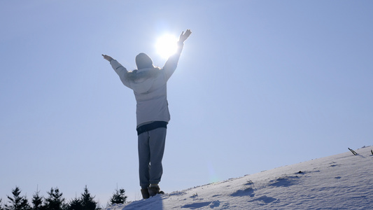 4K雪景冬天美女展开拥抱太阳视频