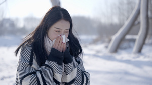 4K擤鼻涕感冒冬天气温寒冷15秒视频