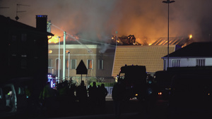 夜间与消防员一起焚烧房屋18秒视频
