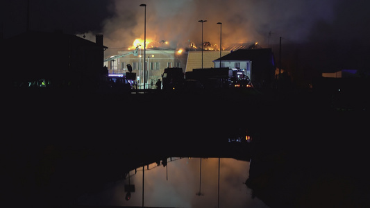 夜间与消防员一起焚烧房屋2视频