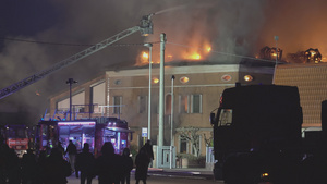 夜间与消防员一起焚烧房屋314秒视频
