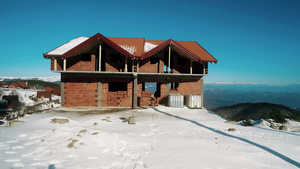 在山顶山顶上建造新的维拉之家上面有雪25秒视频