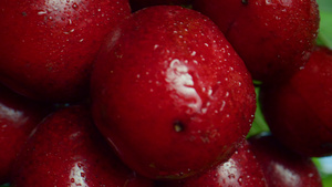 特写镜头红樱桃浆果挂在夏季农贸市场的生长分支10秒视频