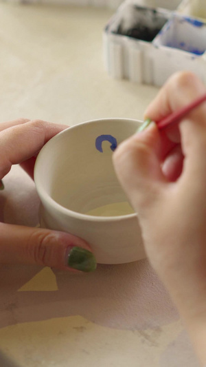 陶器陶罐内部上色绘画特写陶器店30秒视频