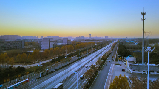 落日余晖下繁忙的中国道路[两条道路]视频