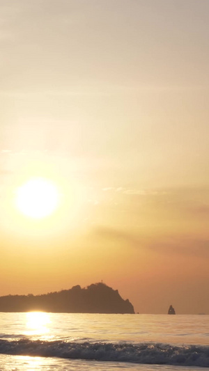 青岛石老人清晨的海边日出和沙滩艺术渲染56秒视频