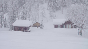 雪暴在西比里亚小屋滑雪21秒视频