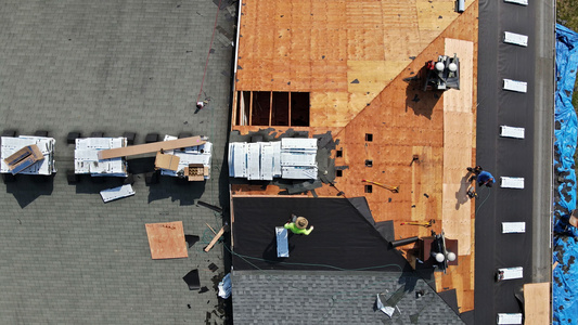 2020年6月20日用公寓楼的新闪光更换旧屋顶屋顶视频