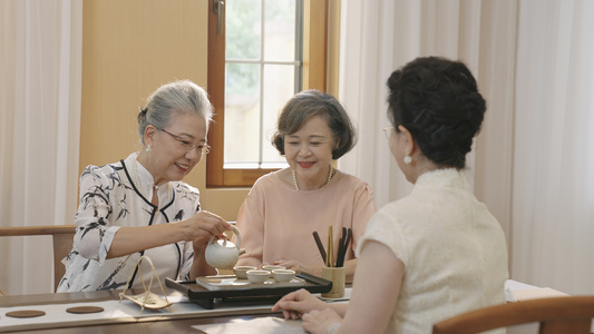 在屋里喝茶聊天的老姐妹视频