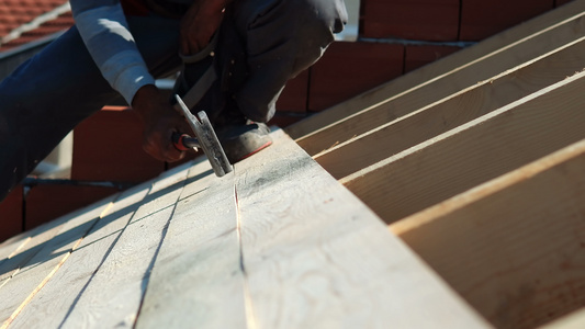 铁钉木板工人在屋顶安装工作上用锤子钉住木板视频