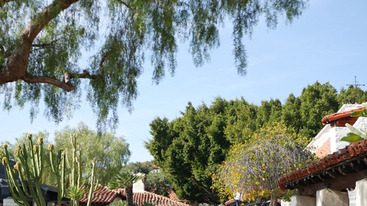 墨西哥殖民风格郊区西班牙裔房屋外观绿色郁郁葱葱的花园视频