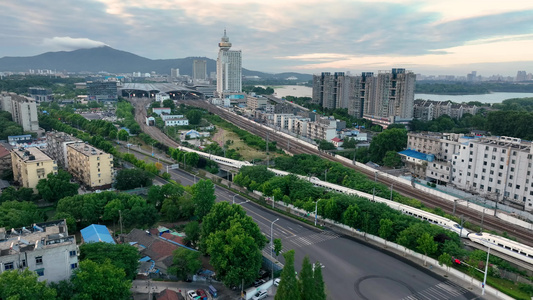 航拍在城市中穿行的高铁动车视频