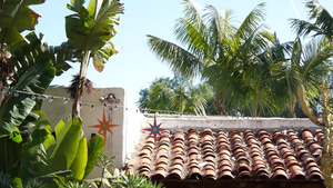 墨西哥殖民风格郊区西班牙裔房屋外观绿色郁郁葱葱的花园12秒视频