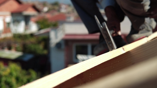 建造木制屋顶的施工建筑工视频