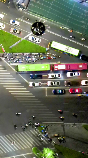 俯拍十字交叉路繁忙车流人流夜景27秒视频