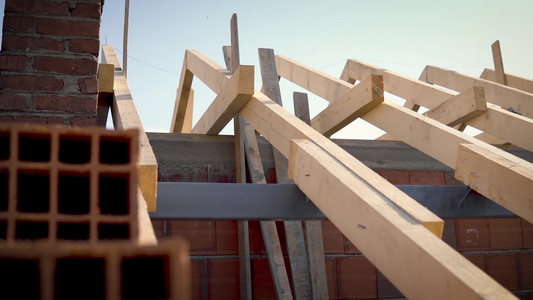 在建造壁架房的屋顶横线系统时安装木束木束装置视频