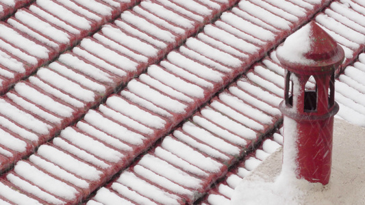 雪落在陶瓷粘土上用通风烟囱的房顶上视频