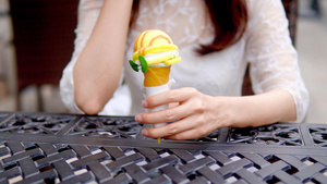 夏天女性拿着冰淇淋雪糕13秒视频