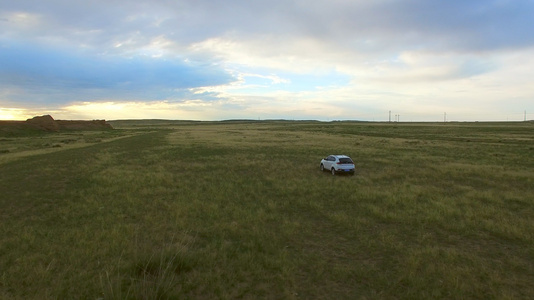草原上汽车驶过视频