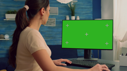 商业妇女浏览计算机并模拟绿色屏幕染色仪密钥显示视频