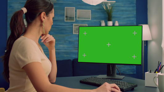 使用绿色屏幕染色仪显示器模拟在计算机上搜索的caucasian视频