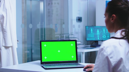 医生膝上型电脑上的绿色模型视频